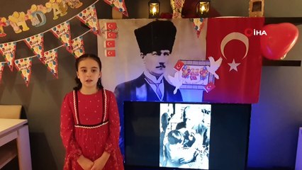 Yağmura aldırmadan İstiklal Marşı okuyan miniklerden büyüklere mesaj