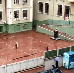 Yağmura aldırmadan İstiklal Marşı okuyan miniklerden büyüklere mesaj