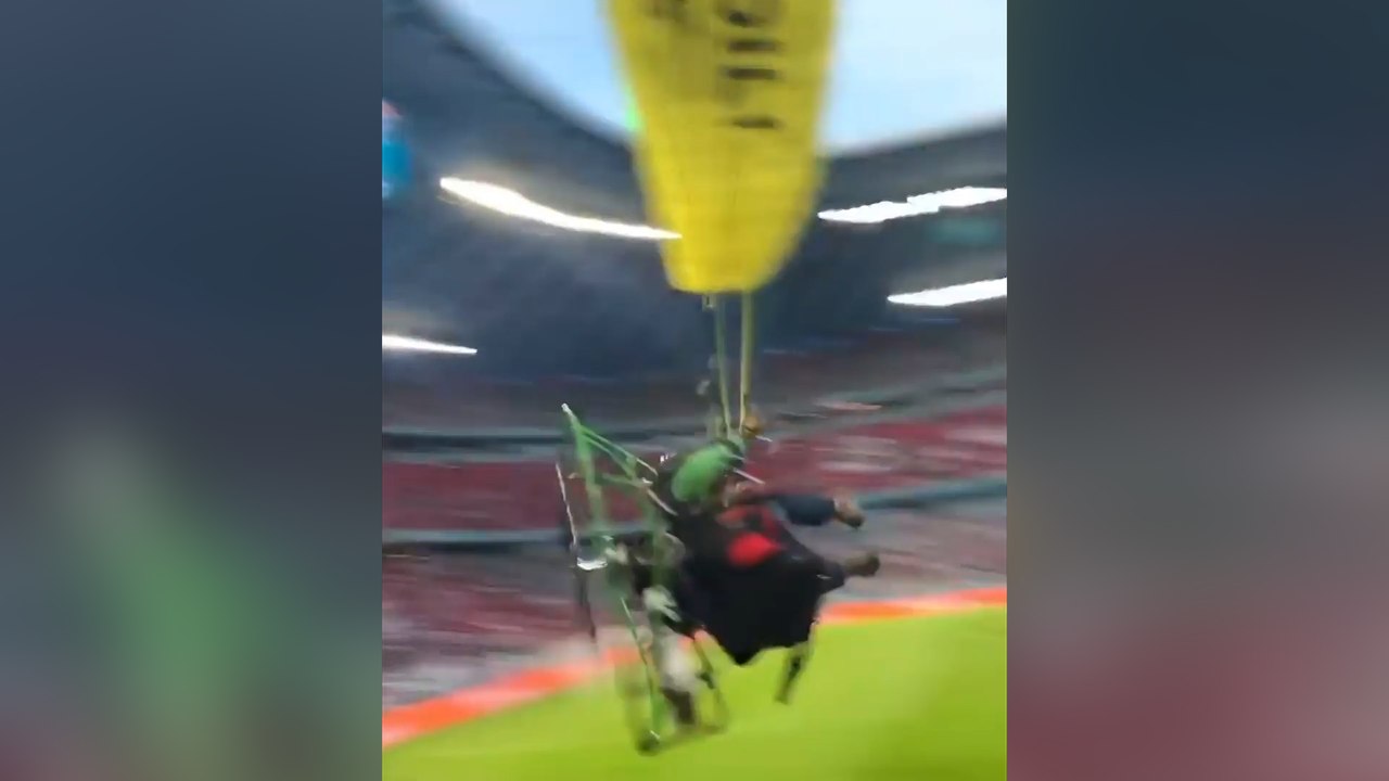 Euro : un activiste de Greenpeace manque de s'écraser en tribune avant France-Allemagne