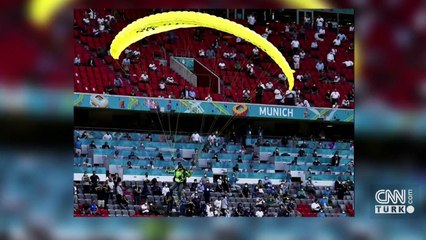 Almanya-Fransa maçında davetsiz misafir! Sahaya paraşütle indi