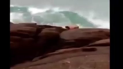 Dev dalga adamı böyle yuttu!