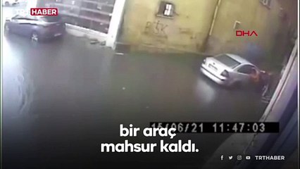 Su baskınında mahsur kalan araçlarını iterek kurtardılar