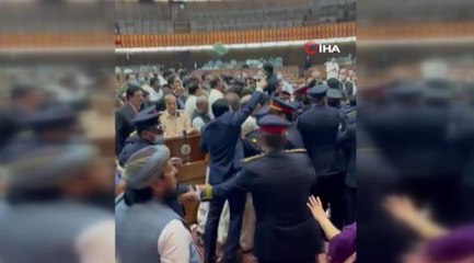 Pakistan Ulusal Meclisi'nde bütçe defterleri havada uçuştu