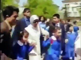 Nereden nereye! İşte eski ve yeni Türkiye farkı... Annesi başörtülü olduğu için yuhalanmıştı...