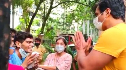 ರಿಯಲ್ ಹೀರೋ ಕಾಲಿಗೆ ಬಿದ್ದು ಕಣ್ಣೀರು ಹಾಕಿದ ಕ್ಯಾನ್ಸರ್ ರೋಗಿ | Filmibeat Kannada