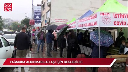 Yağmura aldırmadan aşı sırası beklediler