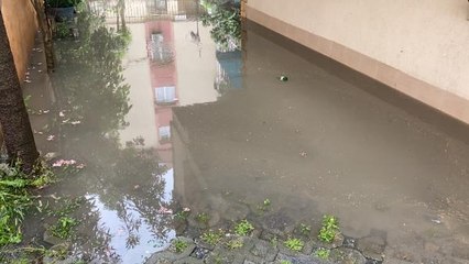 ÜSKÜDAR'DA YAĞMUR SONRASI BİNANIN BAHÇESİNE SU İLE DOLDU