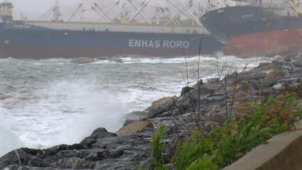 Kartal'da sürüklenen gemi kıyıdaki gemiye yaslandı (1)