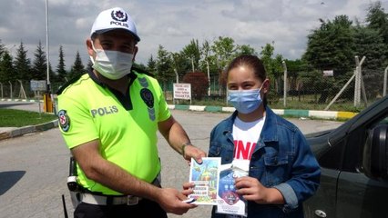 Emniyet kemeri takan sürücüler kitapla ödüllendirildi