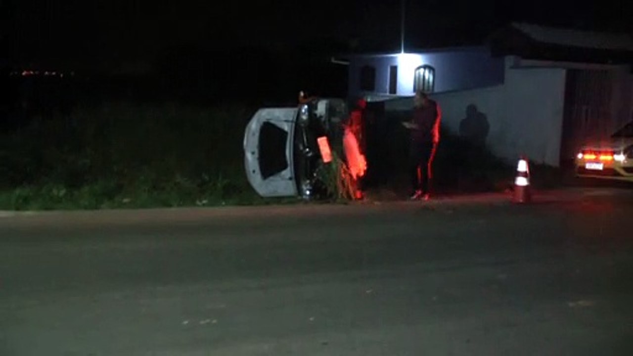 Carro bate contra barranco e jovem de 29 anos fica ferido