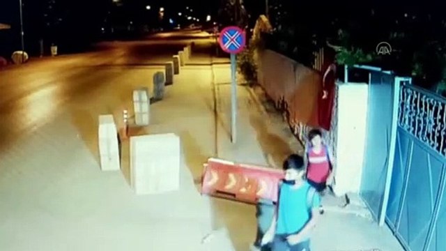 KAHRAMANMARAŞ - Rüzgar nedeniyle katlanan bayrağı açıp öpen çocuklar ödüllendirildi