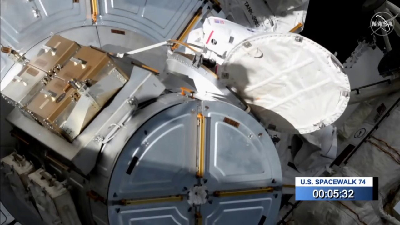 Thomas Pesquet réalise actuellement sa première sortie spatiale depuis son retour dans l’ISS