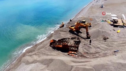 Dünyaca ünlü plajdaki 130 yıllık batık gemi karaya çıkarıldı
