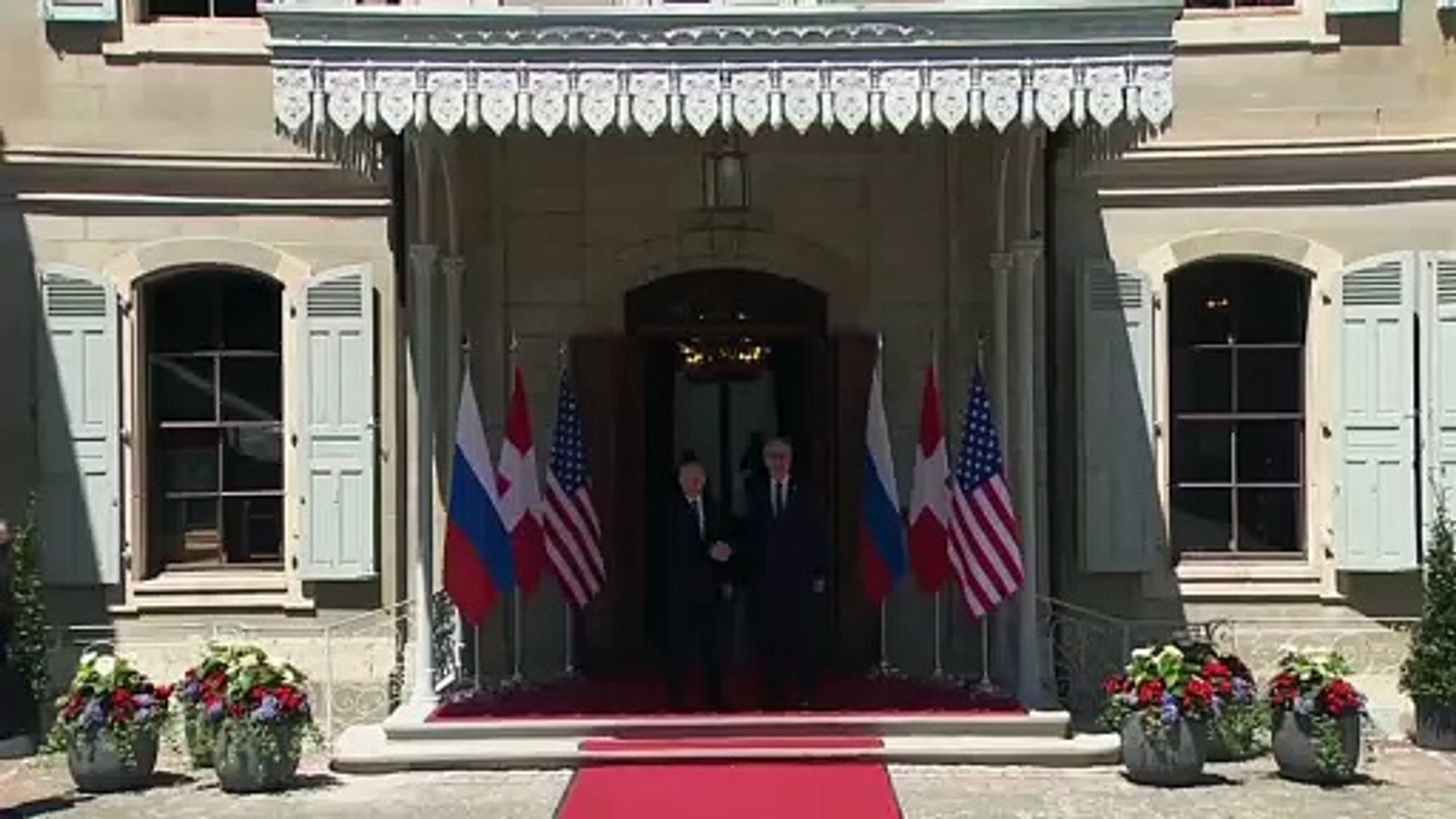 ⁣Джо Байден и Владимир Путин прибыли на виллу Ла Гранж в Женеве для переговоров