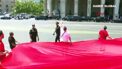 Cumhurbaşkanı Erdoğan Bakü'de Türk vatandaşlarını selamladı