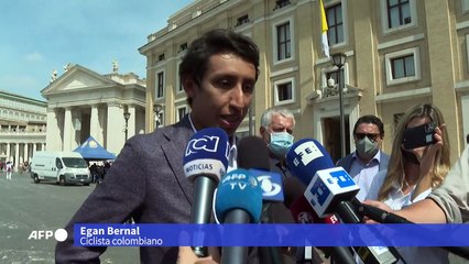 Bernal regala una bicicleta al papa y confiesa que es el momento más "bonito" de su vida