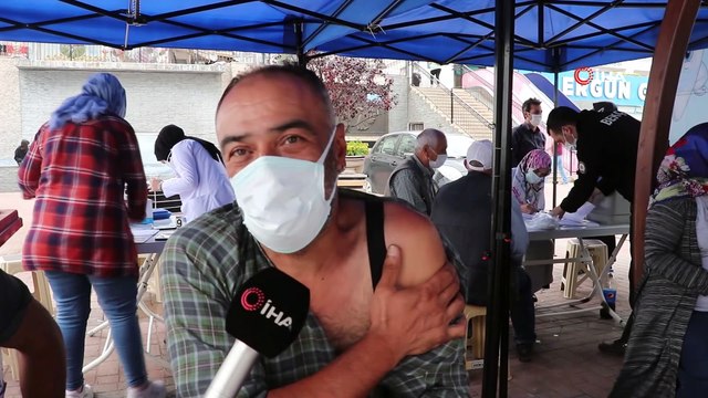 Kent meydanında mobil aşı aracını gören randevu olmadan aşı olmaya koştu