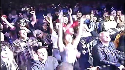 Kiss chante  "I Was Made For Lovin You" en live en  1998