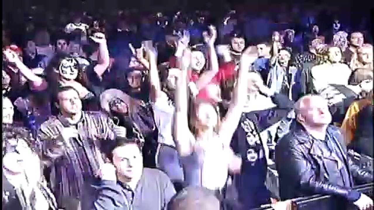 Kiss chante  "I Was Made For Lovin You" en live en  1998