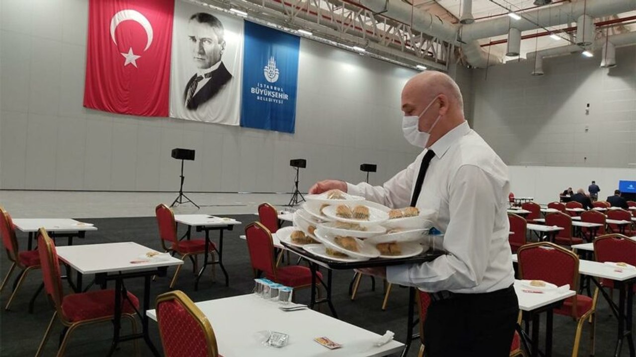 AKP İBB Meclisi’nde baklava dağıttı, CHP’liler yemedi
