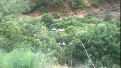 Uçuruma yuvarlanan kamyonetteki iki kişi yaralandı