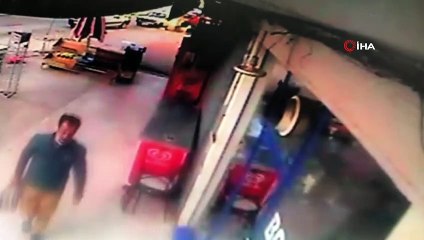 Market önündeki paketli gazetelerin çalınması kamerada