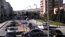 Polis yaşlı kadının yardımına koştu