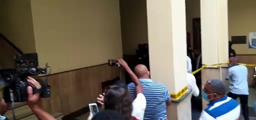 Llegada de imputados a sala donde les conocerán coerción por fraude a la Lotería