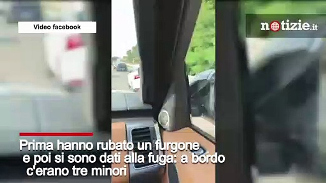 Pavia, tre minorenni rubano un furgone e si schiantano in tangenziale: il video della fuga