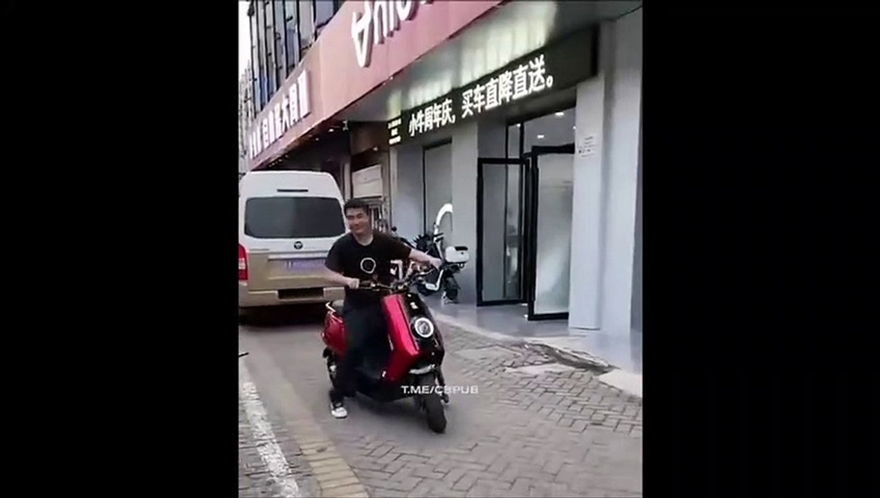 "Regardez les gars, j'ai un nouveau scooter"...  bim, cassé