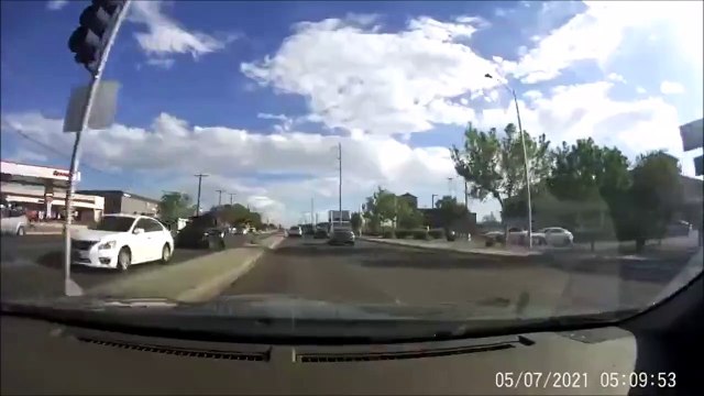 Quand tu croises un pneu de camion... et que tu l'évites de peu