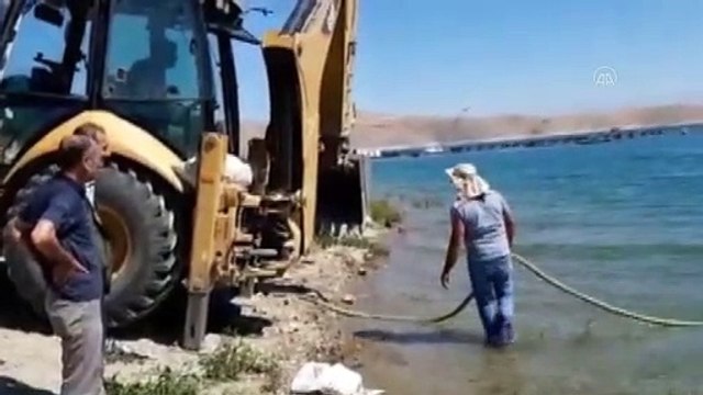 ELAZIĞ - Sürücünün el frenini çekmeyi unuttuğu otomobil Keban Baraj Gölüne düştü