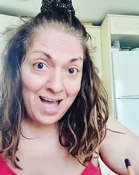 Σοφία Μουτίδου: Είναι ακομπλεξάριστη! Ανέβασε βίντεο που φαίνεται η άβαφη ρίζα & τα λευκά μαλλιά της