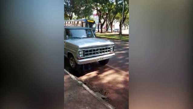 Caminhonete cai em bueiro aberto e, após registrar prejuízos, motorista faz alerta contra novos acidentes