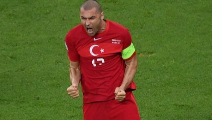 Burak Yılmaz, etkisiz oynayan takım arkadaşı Kenan Karaman'a sert çıktı: Neden bekliyorsun