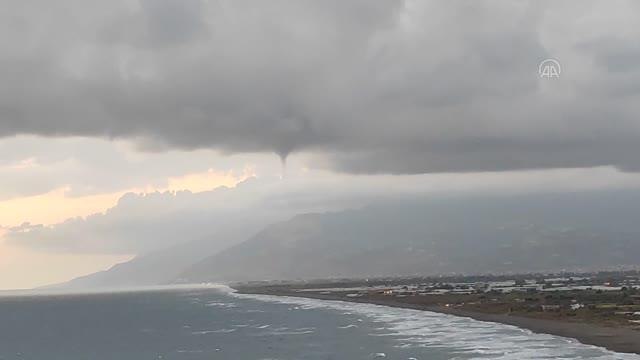 Samandağ ilçesinde denizde hortum oluştu