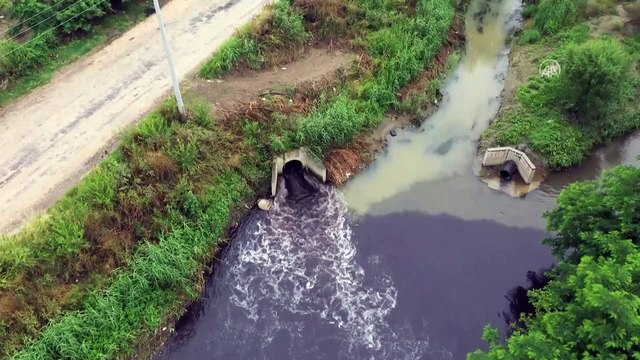 BURSA - (DRONE) - Marmara Denizi'ne dökülen 'Nilüfer Çayı'nın rengi atık deşarjıyla kirlenip siyaha dönüyor