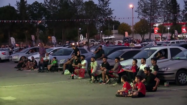 ADANA - Türkiye-Galler maçı dev ekrandan araçların içinden izlendi