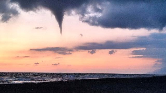 Denizde panik yaratan görüntü! 8 hortum art arda çıktı