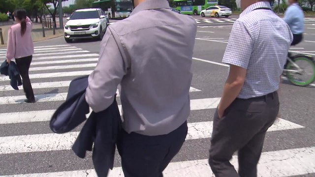 [날씨] 오늘 흐리고 더위 주춤...내일 비 찔끔 / YTN