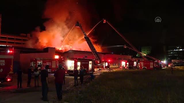 Küçükçekmece'de kağıt ambalaj fabrikasında yangın çıktı