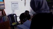 افتتحوا له ركنا في حي الشيخ جراح.. شباب مقدسيون يكرمون صاحب مكتبة قصفت بغزة
