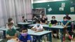 Os alunos desta classe em Israel ficaram eufóricos após a professora avisar que não precisariam mais usar máscaras