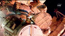 Astronautas vuelven a la Estación Internacional tras caminata espacial