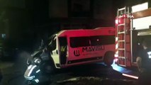 Sancaktepe’de park halindeki servis minibüsü alev alev yandı