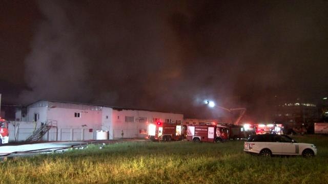 Küçükçekmece'deki kağıt ambalaj üretim merkezindeki yangın kontrol altına alındı