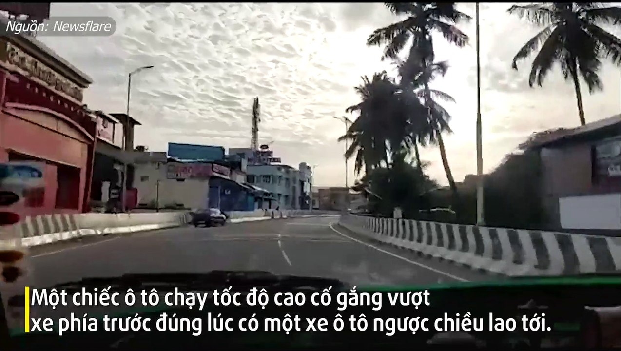 Clip: Vượt ẩu, chiếc SUV "bất ngờ, ngỡ ngàng, ngơ ngác và bật ngửa" trên đường - Tạp Chí Bốn Bánh