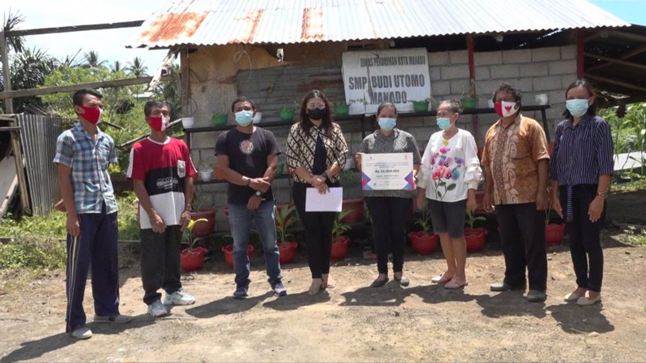 SEBAF dan UKWMS Salurkan Donasi untuk Sekolah Terdampak Longsor Di Manado