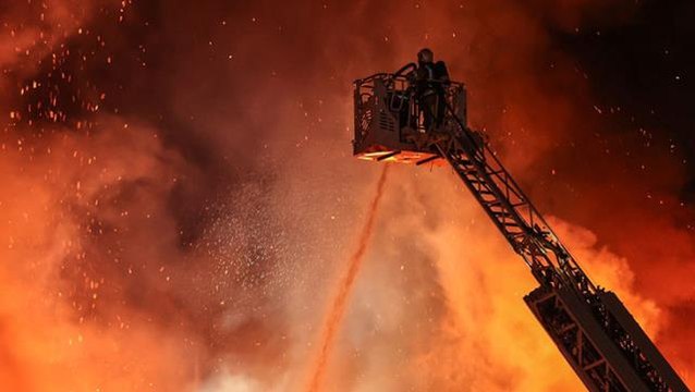 Alevler geceyi aydınlattı! Kağıt fabrikasında çıkan yangın 6 saatte söndürüldü