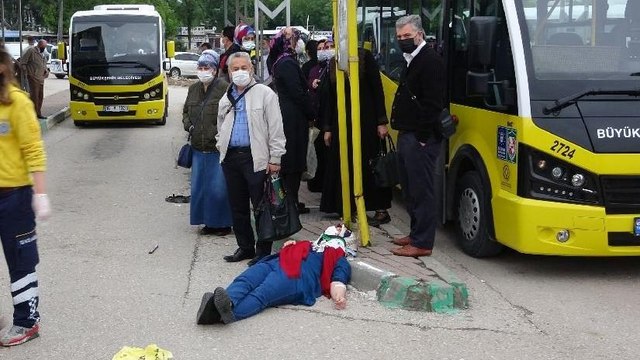 Aşırı hızlı otomobil otobüs durağına daldı: 1’i çocuk 5 kişiyi ezdi